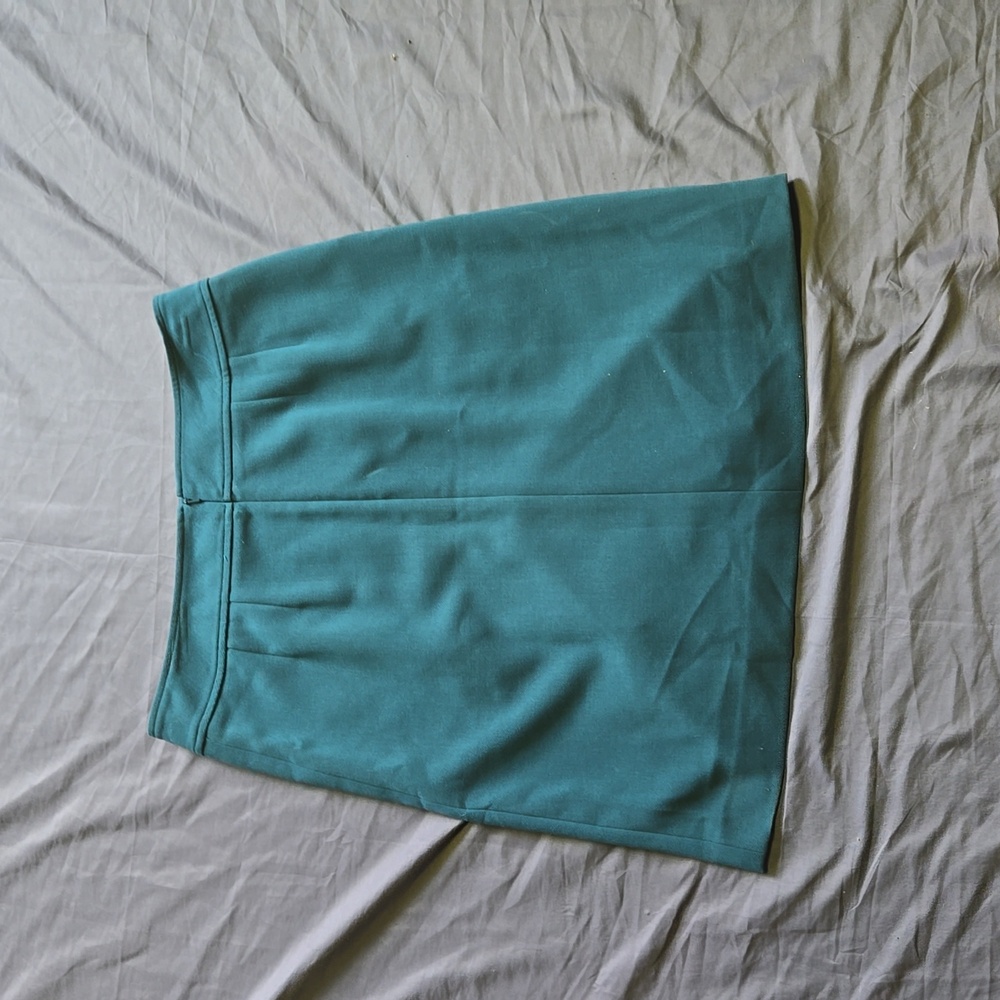 Loft skirts - Picture 3 of 3